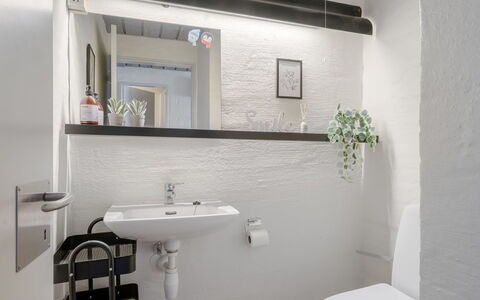 Alena - 50M from the Sea: Bad Sink, Wand, Armatur, Badezimmer, Interior Design, Sinken, Spiegel, Zapfhahn, Flooring, Installation