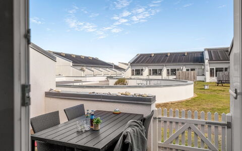 Alena - 50M from the Sea: Die Architektur, Dach, Zuhause, Verbundwerkstoff, Schatten, Daylighting, Hof, Estate, Balkon, Gartenmöbel
