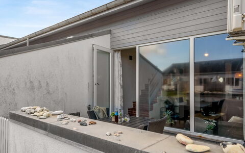 Alena - 50M from the Sea: Die Architektur, Zuhause, Verbundwerkstoff, Beton, Schatten, Daylighting, Abstellgleis, Balkon, Zimmerpflanze, Hof