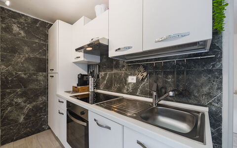 Dimora Little Dream: Flooring, Countertop, Küche, Interior Design, Fussboden, Major Appliance, Cabinetry, Zimmer, Möbel, Küchengerät