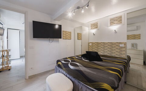 Dimora Little Dream: Möbel, Bett, Interior Design, Schlafzimmer, Flooring, Fussboden, Wand, Bedding, Zimmer, Bettdecke