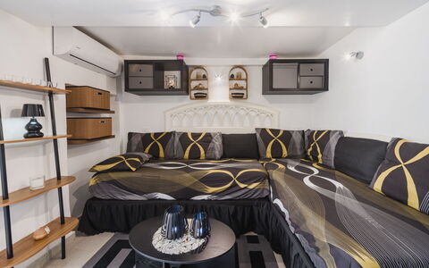 Dimora Little Dream: Interior Design, Möbel, Flooring, Fussboden, Textil, Zimmer, Beleuchtung, Decke, Schlafzimmer, Bett