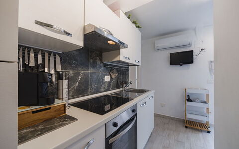 Dimora Little Dream: Countertop, Küche, Major Appliance, Küchengerät, Interior Design, Flooring, Fussboden, Möbel, Sinken, Cabinetry