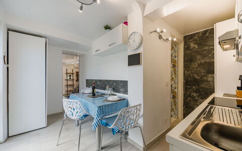 Dimora Little Dream: Interior Design, Flooring, Fussboden, Möbel, Holz, Zimmer, Decke, Küche, Major Appliance, Countertop