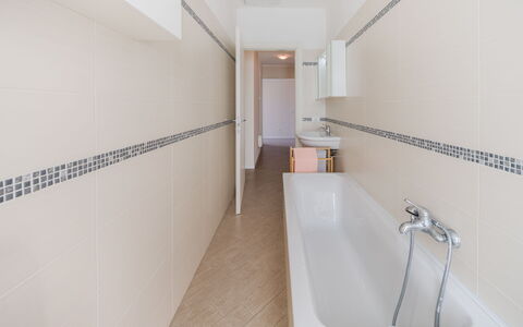 Terrazza Giardino: Flooring, Fussboden, Interior Design, Armatur, Badezimmer, Decke, Fliese, Verbundwerkstoff, Installation, Wohnung