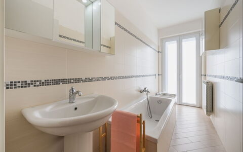 Terrazza Giardino: Badezimmer, Flooring, Armatur, Interior Design, Fussboden, Bad Sink, Sinken, Zapfhahn, Installation, Zimmer