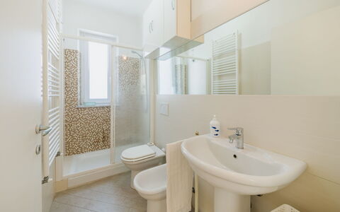 Terrazza Giardino: Flooring, Fussboden, Interior Design, Armatur, Badezimmer, Decke, Bad Sink, Sinken, Installation, Zapfhahn