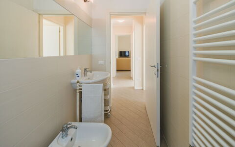 Terrazza Giardino: Flooring, Fussboden, Interior Design, Wand, Armatur, Decke, Badezimmer, Bad Sink, Beleuchtung, Zimmer