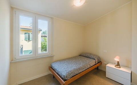Terrazza Giardino: Schlafzimmer, Interior Design, Bett, Decke, Fussboden, Wohnung, Bettdecke, Flooring, Zuhause, Bettrahmen