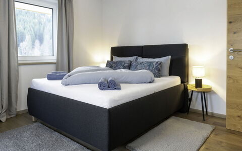 Auffach 609: Schlafzimmer, Bett, Bettrahmen, Bedding, Kissen, Holzboden, Hartholz, Dekokissen, Lampe, Bettdecke