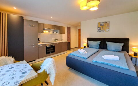 Auffach 609: Möbel, Interior Design, Zimmer, Fussboden, Flooring, Decke, Bett, Kissen, Fernsehen