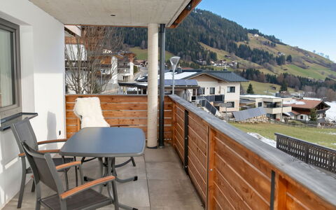 Auffach 609: Holz, Möbel, Interior Design, Wohnung, Decke, Holzbeize, Hartholz, Balkon, Stuhl, Schatten