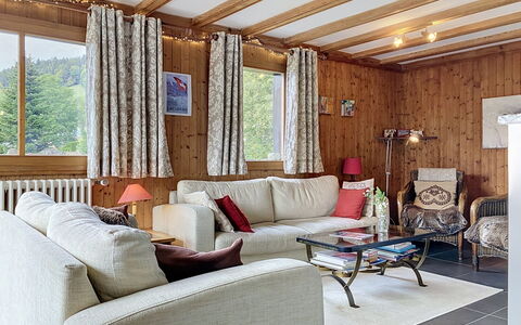 Chalet Scarbo: Möbel, Interior Design, Holz, Flooring, Decke, Couch, Fussboden, Zimmer, Wohnzimmer, Beleuchtung