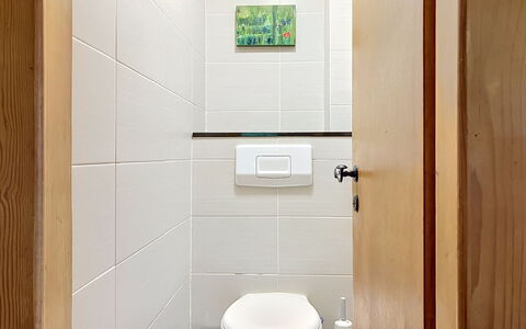 Chalet Scarbo: Wand, Flooring, Badezimmer, Toilleten Sitz, Toilette, Armatur, Fussboden, Interior Design, Installation, Zimmer