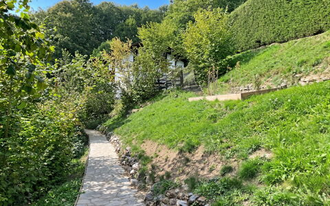Chalet Scarbo: Grün, Blatt, Vegetation, Natürliche Landschaft, Strauch, Garten, Pflanzengemeinschaft, Ground, Weg