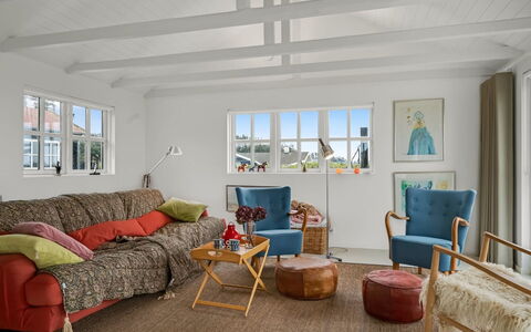 Aaran - 100M from the Sea: Möbel, Interior Design, Couch, Wand, Flooring, Wohnzimmer, Decke, Holz, Fussboden, Zimmer