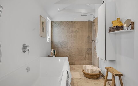 Aaran - 100M from the Sea: Wand, Flooring, Badewanne, Armatur, Fussboden, Interior Design, Badezimmer, Decke, Beleuchtung, Light Fixture