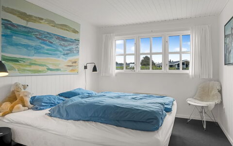 Aaran - 100M from the Sea: Schlafzimmer, Bett, Bedding, Bettdecke, Bettrahmen, Linens, Kissen, Hotel, Daylighting, Dekokissen