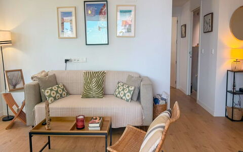 Residencial Áster: Möbel, Interior Design, Flooring, Couch, Fussboden, Wand, Holz, Zimmer, Wohnzimmer, Kissen