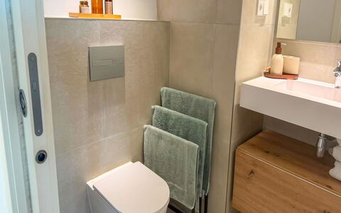 Residencial Áster: Armatur, Flooring, Badezimmer, Interior Design, Fussboden, Toilette, Badezimmerschrank, Installation, Toilleten Sitz, Zapfhahn