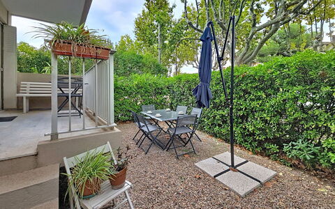 Les Floralies: Gartenmöbel, Möbel, Garten, Schatten, Tisch Im Freien, Stuhl, Hinterhof, Landscaping, Garten