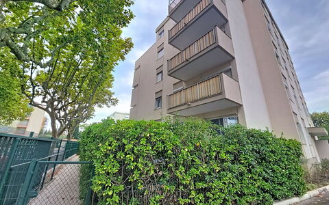 Les Floralies: Daytime, Gebäude, Wohngebiet, Wohnung, Stadt, Nachbarschaft, Die Architektur, Eigentumswohnung, Strauch, Urban Design