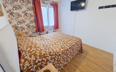 Les Floralies: Interior Design, Wand, Möbel, Schlafzimmer, Fussboden, Flooring, Holz, Bett, Bettdecke, Linens