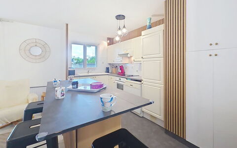 Les Floralies: Möbel, Interior Design, Küche, Flooring, Countertop, Holz, Decke, Cabinetry, Küchengerät, Light Fixture