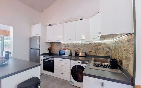 Mini Villa Mare Sole: Küchengerät, Küche, Countertop, Major Appliance, Interior Design, Flooring, Haushaltsgerät, Möbel, Decke, Cabinetry