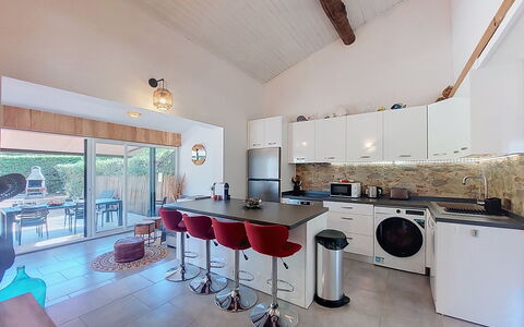 Mini Villa Mare Sole: Interior Design, Möbel, Flooring, Decke, Küche, Fussboden, Countertop, Zimmer, Haushaltsgerät, Beleuchtung