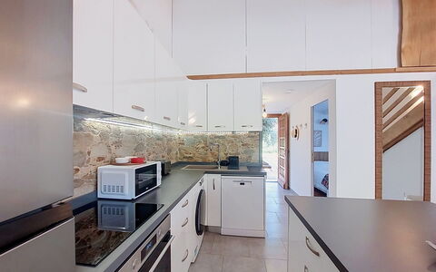 Mini Villa Mare Sole: Küche, Countertop, Flooring, Küchengerät, Interior Design, Fussboden, Major Appliance, Decke, Cabinetry, Holz