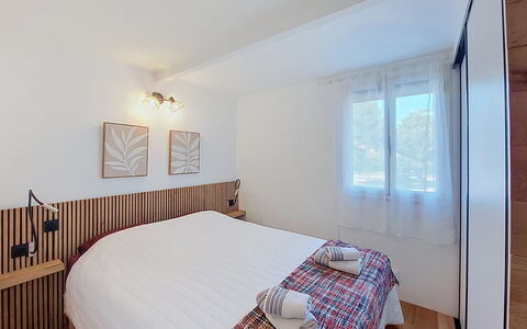 Mini Villa Mare Sole: Möbel, Interior Design, Bett, Flooring, Wand, Fussboden, Schlafzimmer, Holz, Decke, Zimmer
