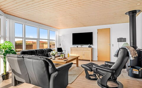 Aarthi - 300M from the Sea: Möbel, Interior Design, Flooring, Holz, Fussboden, Couch, Decke, Stuhl, Wohnzimmer, Tabelle