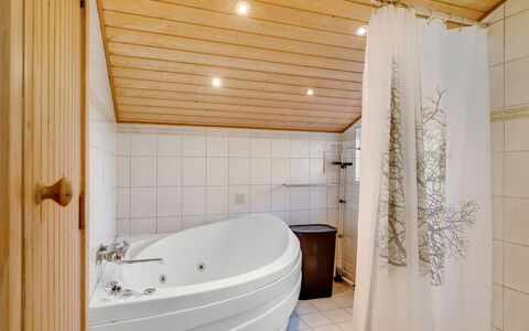 Aarthi - 300M from the Sea: Flooring, Interior Design, Armatur, Badezimmer, Fussboden, Badewanne, Holz, Decke, Installation, Zapfhahn