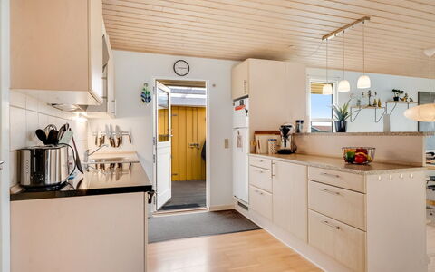 Aarthi - 300M from the Sea: Countertop, Flooring, Küche, Interior Design, Möbel, Holz, Cabinetry, Küchengerät, Fussboden, Decke