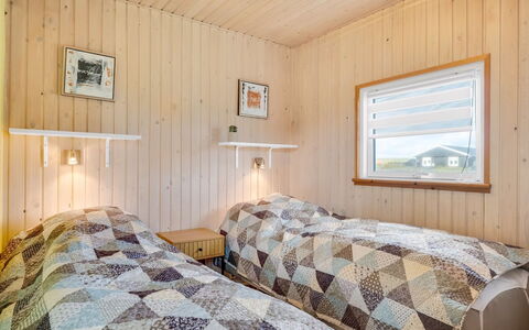 Aarthi - 300M from the Sea: Holz, Schlafzimmer, Decke, Fussboden, Interior Design, Flooring, Bett, Zuhause, Bettdecke, Zimmer