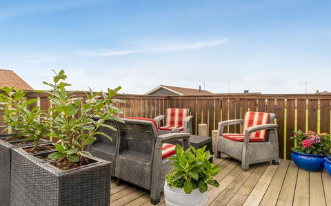 Aarthi - 300M from the Sea: Holz, Möbel, Gartenmöbel, Blumentopf, Zuhause, Deck, Garten, Holzbeize, Holzboden, Hartholz