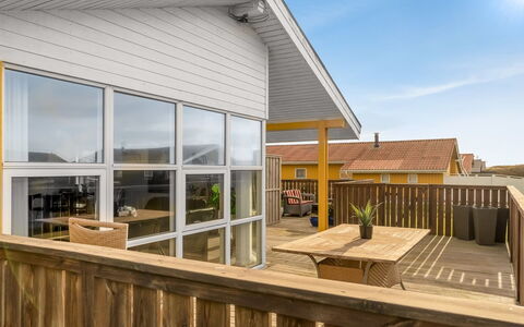 Aarthi - 300M from the Sea: Holz, Die Architektur, Veranda, Verbundwerkstoff, Holzbeize, Zuhause, Hartholz, Deck, Planke, Balkon