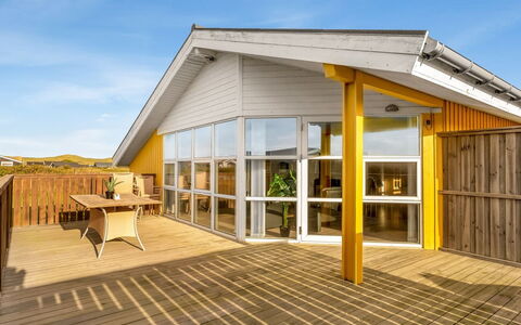 Aarthi - 300M from the Sea: Holz, Die Architektur, Zuhause, Tür, Verbundwerkstoff, Veranda, Planke, Hütte, Holzbeize, Hartholz
