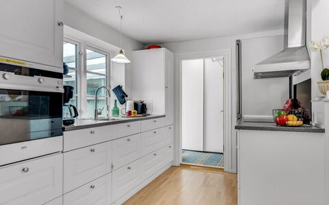 Terese - 200M to the Fjord: Küche, Küchengerät, Cabinetry, Flooring, Countertop, Major Appliance, Interior Design, Holz, Fussboden, Haushaltsgerät