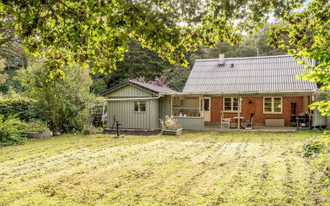 Terese - 200M to the Fjord: Gras, Haus, Strauch, Hütte, Dach, Zuhause, Ländliches Gebiet, Bauernhaus, Garten