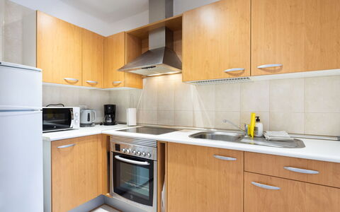 Balandros Sun: Küche, Countertop, Major Appliance, Cabinetry, Küchengerät, Holz, Interior Design, Flooring, Möbel, Fussboden