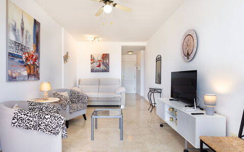 Balandros Sun: Möbel, Interior Design, Couch, Flooring, Fussboden, Wohnzimmer, Decke, Wohnung, Zuhause, Zimmer