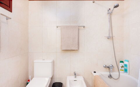 Balandros Sun: Badezimmer, Armatur, Toilleten Sitz, Toilette, Flooring, Sinken, Bad Sink, Fussboden, Interior Design, Zapfhahn