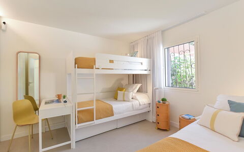 Red Rocks: Bett, Möbel, Schlafzimmer, Interior Design, Bedding, Flooring, Bettdecke, Fussboden, Decke, Bettrahmen
