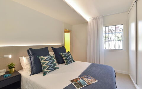 Red Rocks: Interior Design, Flooring, Fussboden, Bett, Schlafzimmer, Möbel, Decke, Zimmer, Textil, Bettdecke