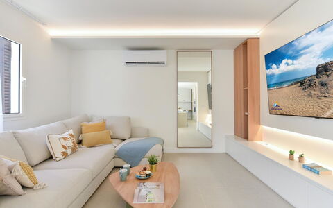 Red Rocks: Wand, Interior Design, Couch, Flooring, Möbel, Fussboden, Wohnzimmer, Wohnung, Decke, Zimmer