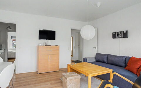 Leefke - 200M from the Sea: Möbel, Interior Design, Flooring, Holz, Fussboden, Zimmer, Decke, Tabelle, Beleuchtung, Wohnzimmer