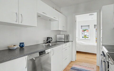 Leefke - 200M from the Sea: Küche, Flooring, Major Appliance, Küchengerät, Holz, Fussboden, Interior Design, Countertop, Decke, Holzboden