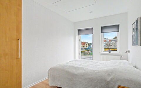 Leefke - 200M from the Sea: Flooring, Fussboden, Holz, Interior Design, Holzboden, Schlafzimmer, Decke, Zimmer, Bett, Wohnung